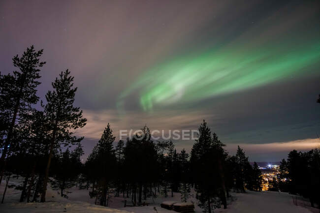 Larga exposición de Northern Lights sobre el paisaje forestal invernal, Laponia, Finlandia - foto de stock
