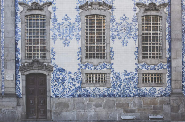 Fa? ade de la Iglesia del Carmo, Oporto, Portugal - foto de stock