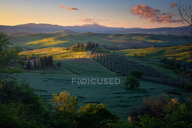 Paisaje rural al amanecer, Toscana, Italia - foto de stock