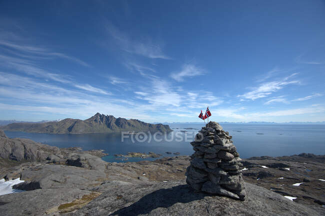 Duas bandeiras norueguesas no cume do Monte Fisken, Flakstad, Lofoten, Nordland, Noruega — Fotografia de Stock