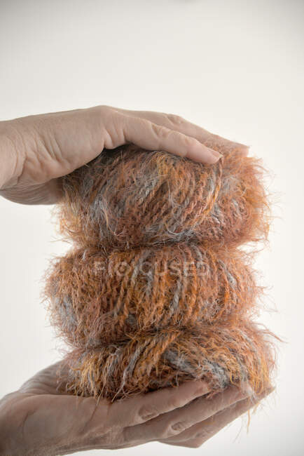 Mãos de mulher segurando bolas de lã — Fotografia de Stock