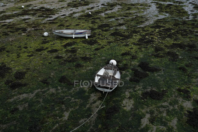 Vista aerea di due barche sulla spiaggia con bassa marea, Bretagna, Francia — Foto stock