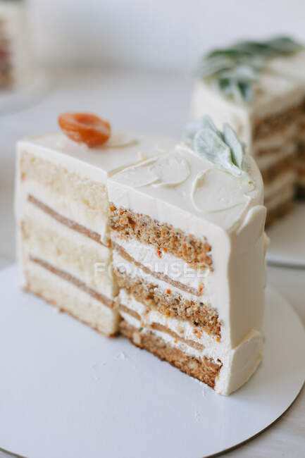 Fatias de bolo com cobertura de creme de manteiga e frutas — Fotografia de Stock