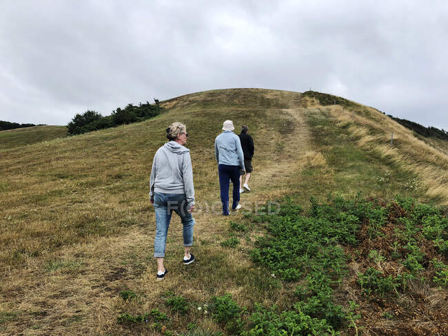 Three people walking in rural landscape, Issehoved, Samsoe, Denmark — Stock Photo