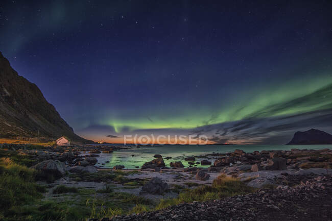 Luci settentrionali sulla spiaggia di Haukland, Lofoten, Nordland, Norvegia — Foto stock