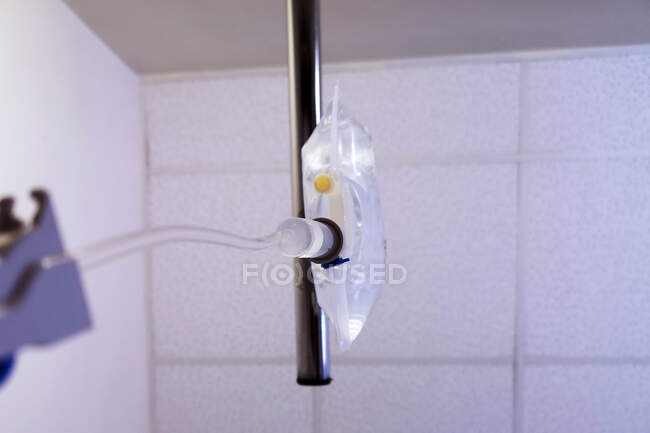Visão de baixo ângulo de um gotejamento médico IV em um suporte — Fotografia de Stock