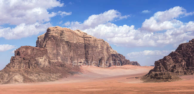 Jabal Ram mountain, Wadi Rum, Jordania - foto de stock