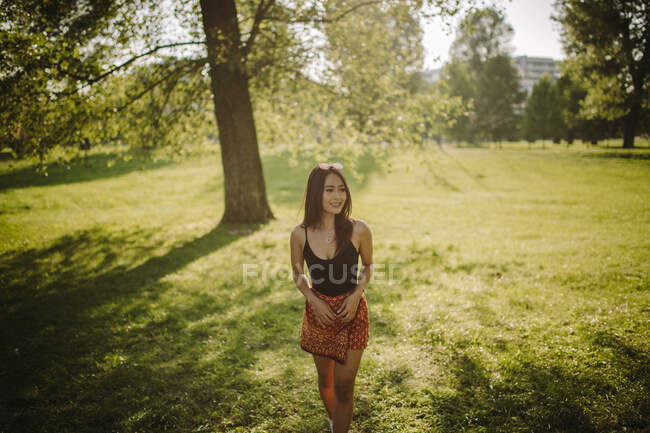 Menina de pé no parque em um dia de verão, Sérvia — Fotografia de Stock