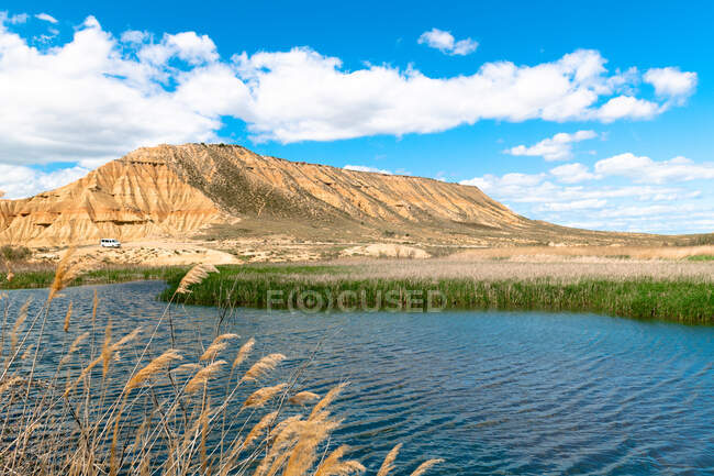 Furgoneta aparcada junto a un lago en Bardenas Reales, Navarra, España - foto de stock