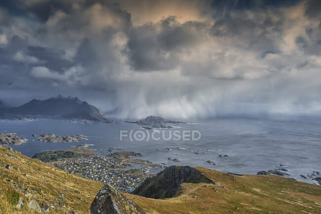 Vista da tempestade que aproxima a vila de Ballstad de Mt Nonstinden, Vestvagoy, Lofoten, Nordland, Noruega — Fotografia de Stock
