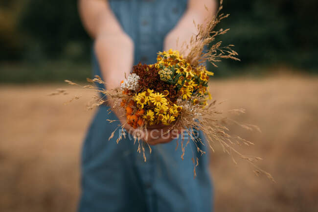 Primo piano di una ragazza con un mazzo di fiori selvatici, Paesi Bassi — Foto stock