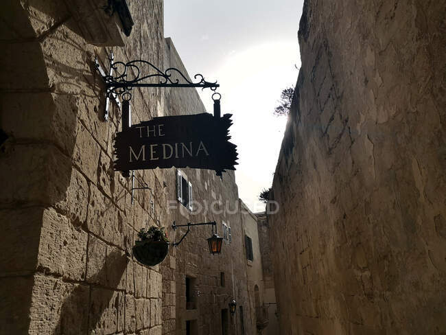 Calle estrecha en Medina, Malta - foto de stock