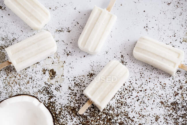 Fünf Kokosjoghurt-Eis am Stiel auf einem Tisch — Stockfoto