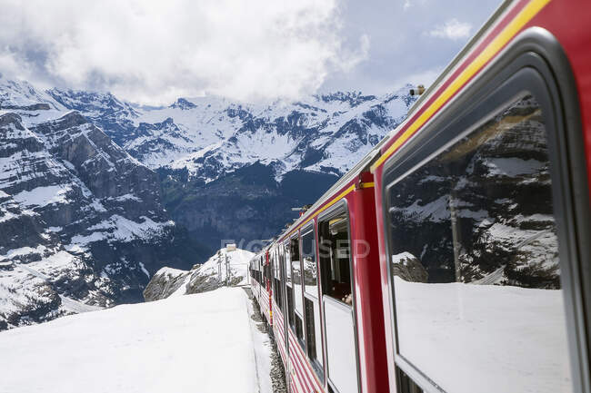 Comboios em direcção a Jungfraujoch, Bernese Alps, Suíça — Fotografia de Stock