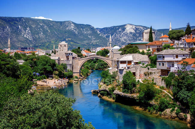 Cityscape and Stari Most bridge over river Neretva, Mostar, Bosnia and Herzegovina — Stock Photo