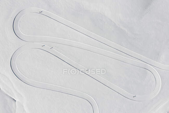 Vista aérea de los esquiadores de fondo en una pista, Gastein, Salzburgo, Austria - foto de stock