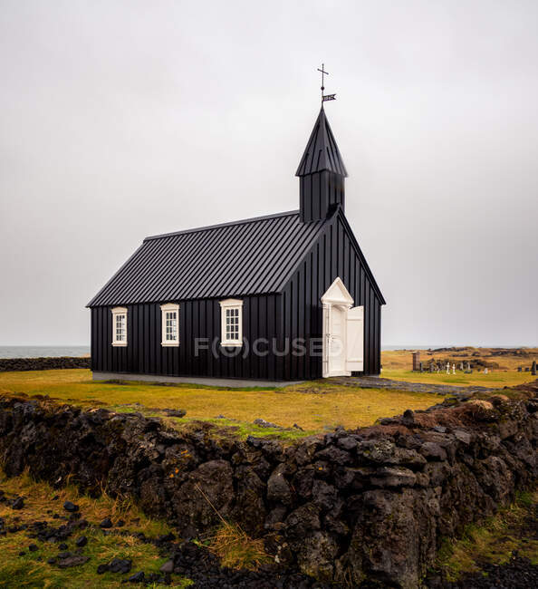La pequeña iglesia negra de Budir, Snaefellsness, Islandia - foto de stock