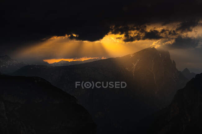 Pôr do sol sobre as montanhas Dolomite, Belluno, Veneto, Itália — Fotografia de Stock