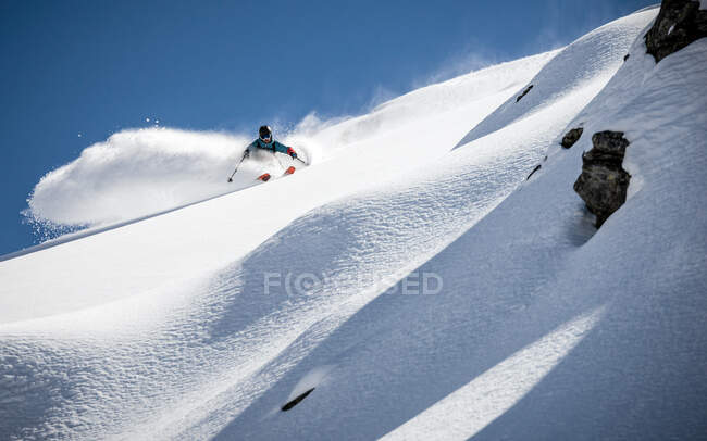 Человек катается на лыжах в порошковом снегу, Гаштайн, Зальцбург, Австрия — стоковое фото
