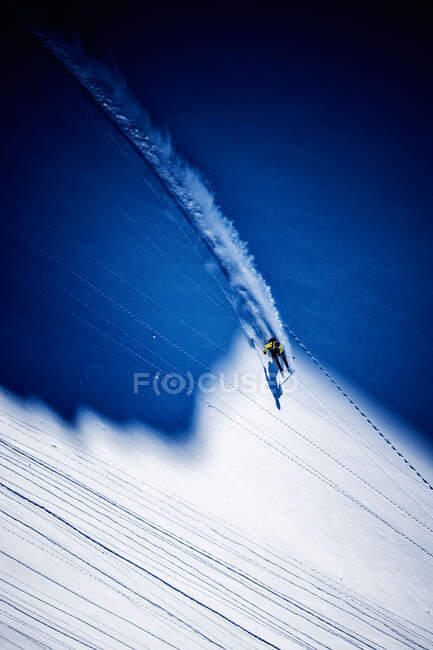 Vista aérea de un hombre Backcountry Esquí en polvo sobre el glaciar Dachstein, Austria - foto de stock