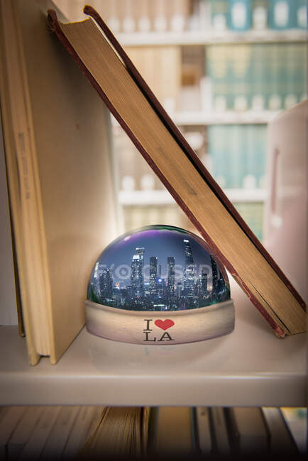 I love Los Angeles snow globe on a shelf — Stock Photo