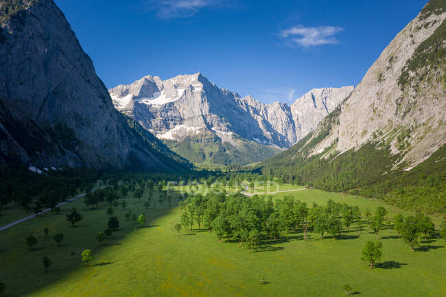 Karwendel montanha e vale paisagem, Scharnitz, Tirol, Áustria — Fotografia de Stock
