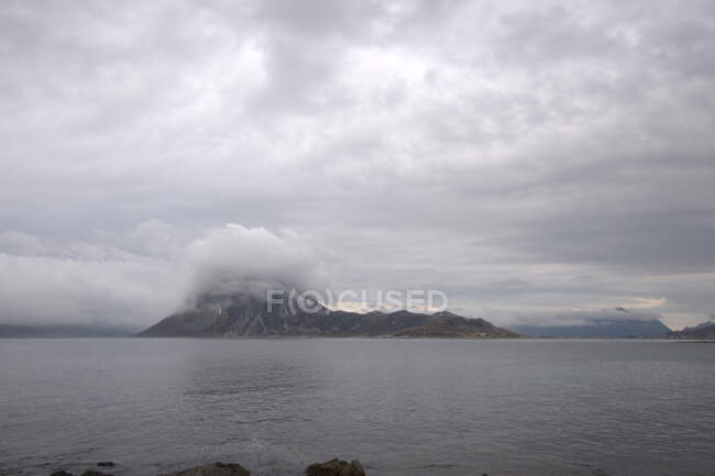 Nube cubierta paisaje de montaña, Lofoten, Nordland, Noruega - foto de stock