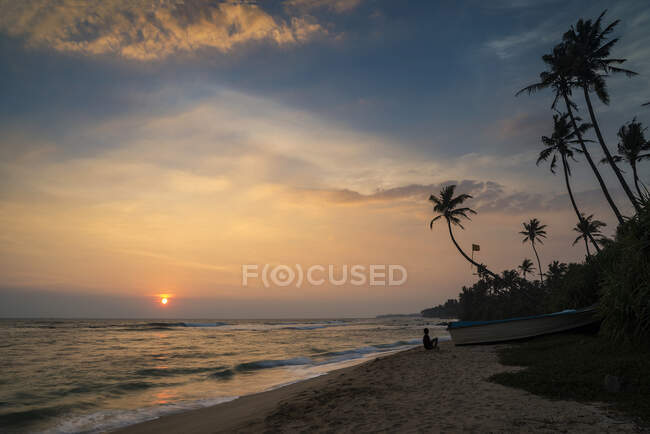 Paisagem de praia ao pôr do sol, Matara, Província do Sul, Sri Lanka — Fotografia de Stock