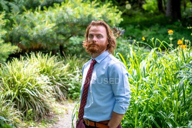 Retrato de un hombre de pie en un jardín, Canadá - foto de stock
