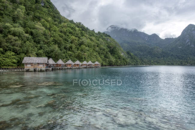 Деревянные здания на пляже Ора, Серам, Молуккские острова, Индонезия — стоковое фото