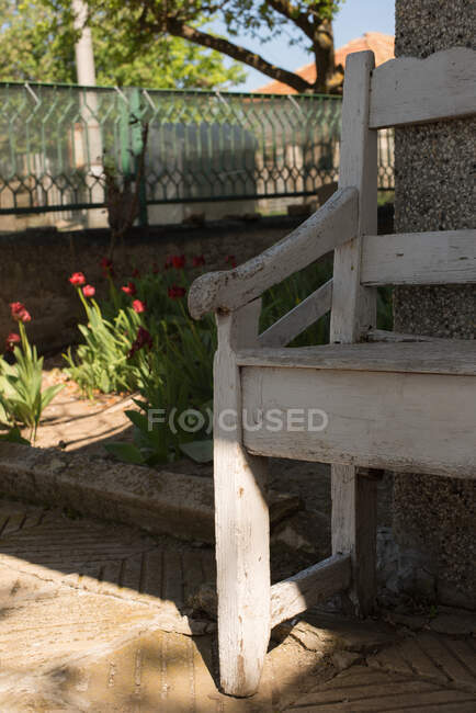 Primo piano di una panchina in un giardino, Bulgaria — Foto stock