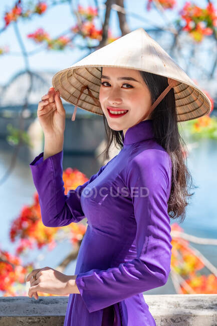 Portrait d'une belle femme portant des vêtements traditionnels et un chapeau conique, Vietnam — Photo de stock