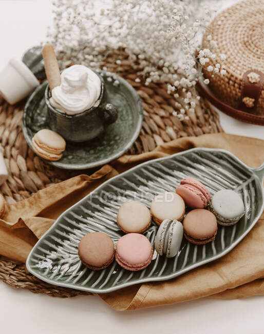 Hot chocolate with whipped cream and macaroons — Stock Photo