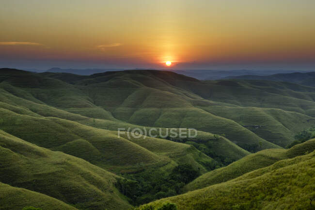 Rollende Landschaft bei Sonnenuntergang, Wairinding Hill, Waingapu, East Sumba, East Nusa Tengara, Indonesien — Stockfoto