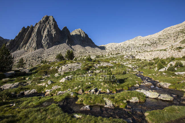 Pico Perramo al amanecer, Reserva Natural Posets-Maladeta, Pirineos, España - foto de stock