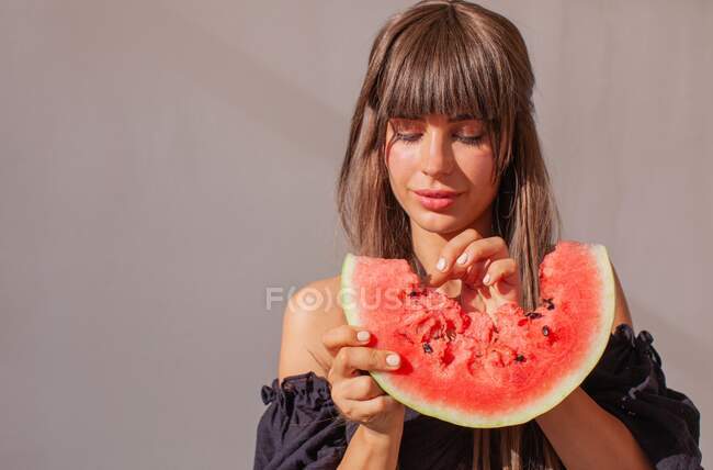 Ritratto di donna che mangia un'anguria — Foto stock