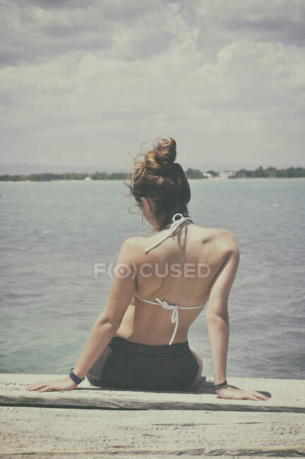 Rückansicht einer jungen Frau am Meer, Jamaika — Stockfoto