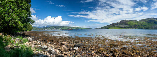 Vue de l'île Sainte depuis Arran Coastal Way, île d'Arran, Écosse, Royaume-Uni — Photo de stock