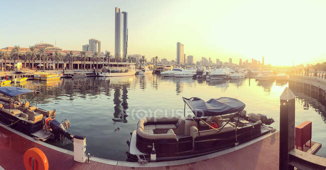 Stadtsilhouette und Yachthafen bei Sonnenuntergang, Salmiya, Kuwait — Stockfoto