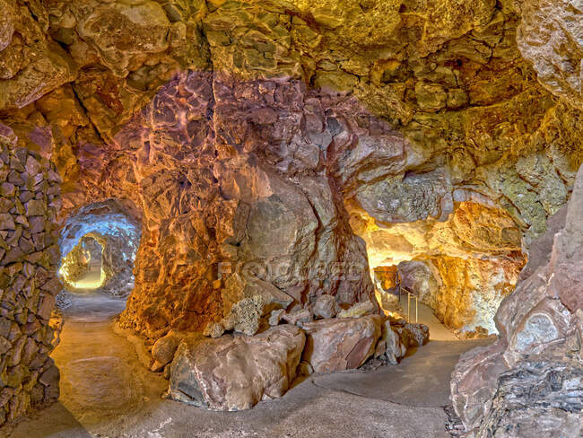 Entrada principal a las cavernas del Gran Cañón, Peach Springs, Mile Marker 115, Arizona, Estados Unidos - foto de stock