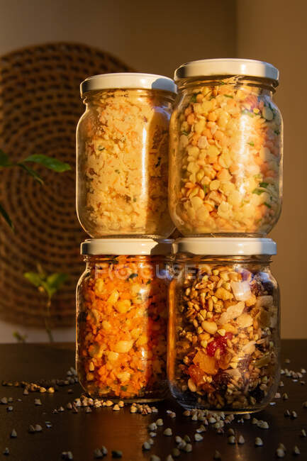 Frascos de lentilhas frescas, granola, nozes e sementes — Fotografia de Stock