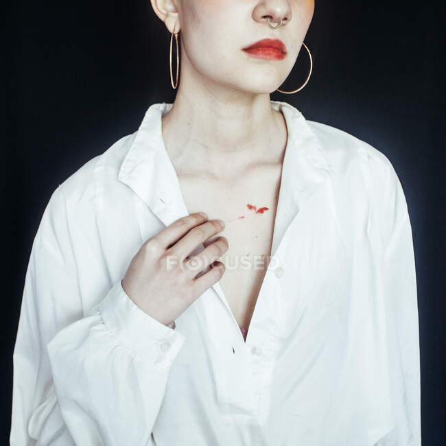 Портрет женщины с пирсингом носа и красной помадой на груди — стоковое фото