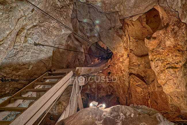 Old Stairway in Grand Canyon Caverns, Peach Springs, Mile Marker 115, Arizona, Estados Unidos - foto de stock