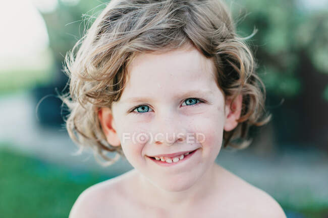 Ritratto di bambino sorridente all'aperto — Foto stock