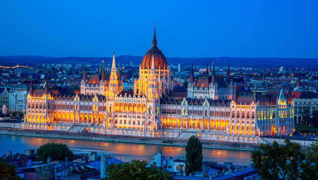 Budapest, hungary-september 23, 2016: vista nocturna de la catedral de buda al amanecer. - foto de stock