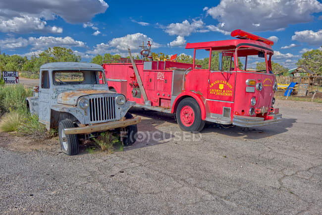 Старая пожарная машина и джип за пределами Гранд Каньон Кейкс, Peach Springs, Mile Marker 115, Аризона, США — стоковое фото