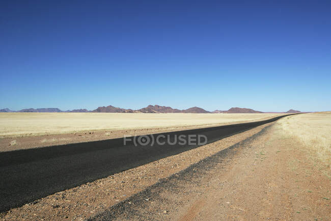 Дорога через пустелю, Намібія. — стокове фото