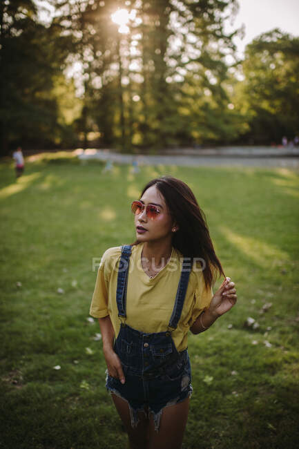 Женщина, стоящая в парке, Сербия — стоковое фото