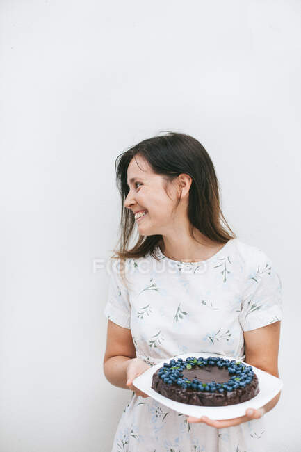 Frau mit Blueberry-Schokolade-Brownie-Kuchen — Stockfoto