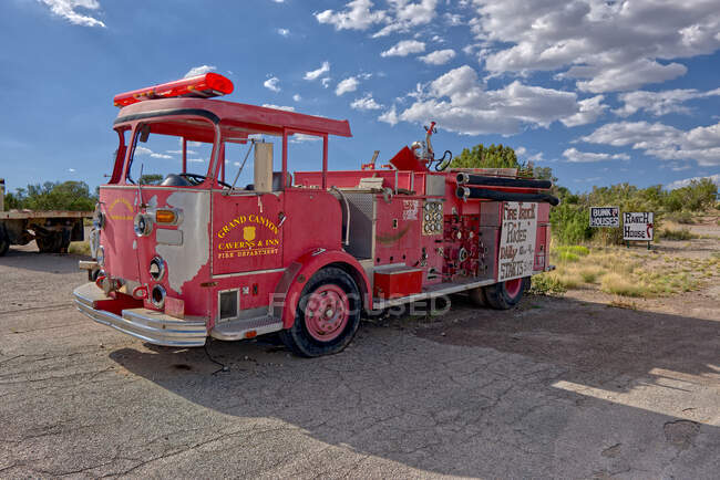 Old Fire Truck outside Grand Canyon Caverns, Peach Springs, Mile Marker 115, Arizona, Estados Unidos - foto de stock